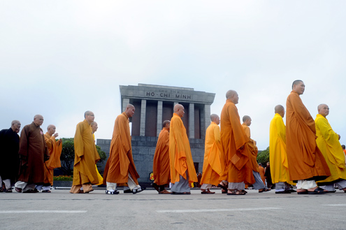 1,000 monks pay tribute to President Ho Chi Minh on national Buddhism Congress